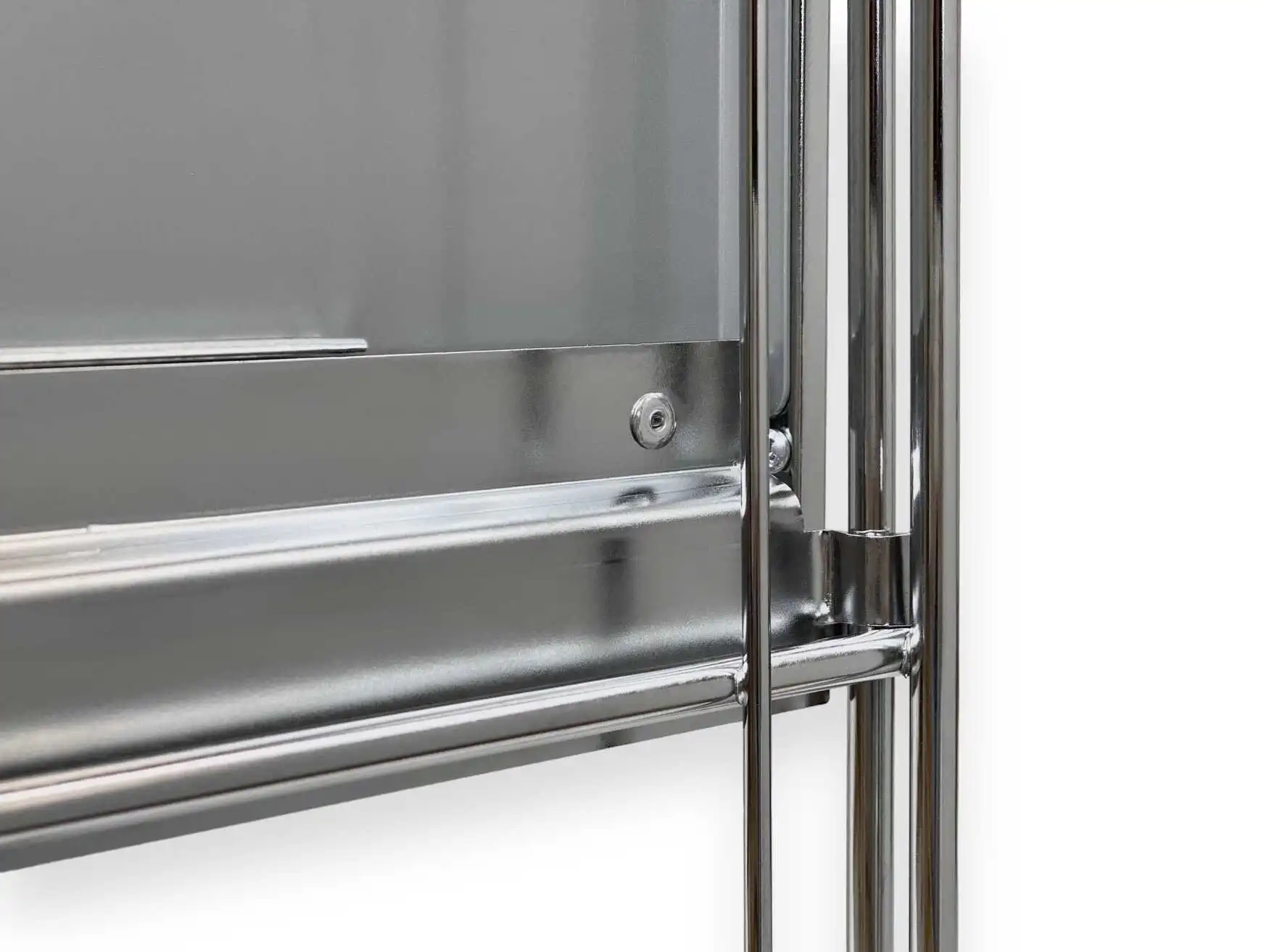 Die Schubladen werden mit Laufschienen (Art. 80-6371800) einfach in die Regalleitern eingehängt.