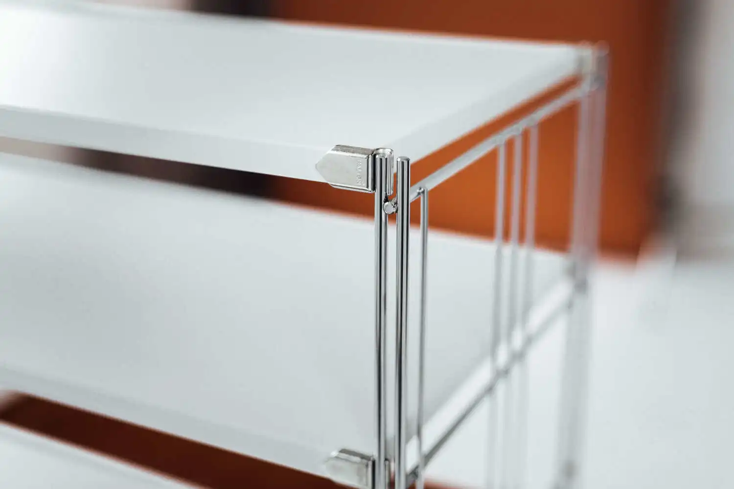 Kombiniert mit den chromfarbenen Regal-Seitenteilen: chic - zeitlos - stylisch