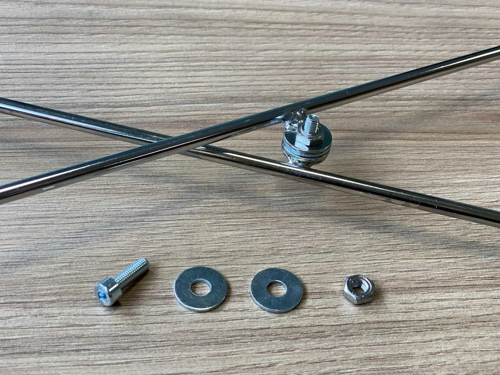 die beiden Stäbe werden in der Mitte verschraubt und können dann nach Bedarf auseinander gezogen werden