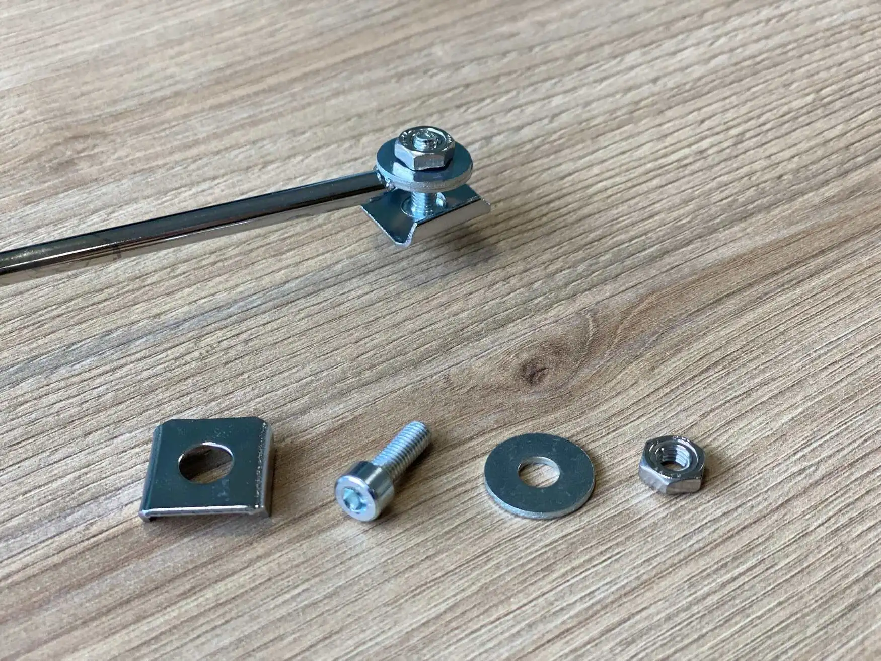 Die Stäbe werden mit Plättchen an den Regalseitenteilen befestigt.