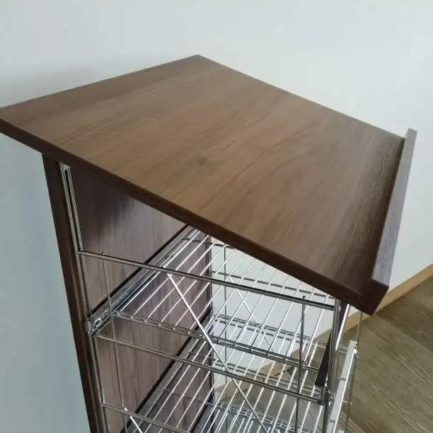 Schreibfläche und Frontplatte aus ressourcenschonender Rohspannplatte mit robuster HPL-Beschichtung - Nussbaum Dekor