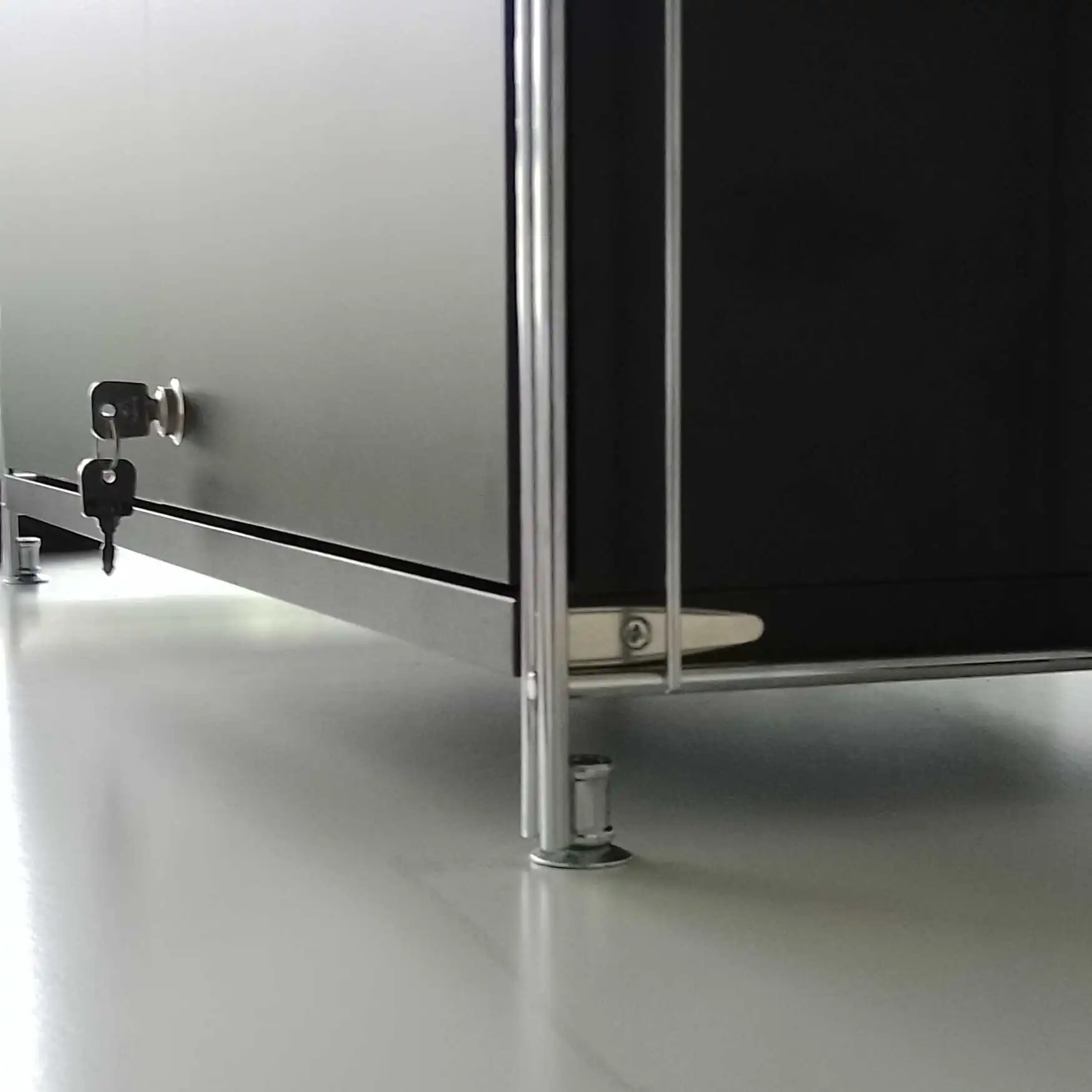 18071-S Korpus mit 2 Türen schwarz mit Schloss