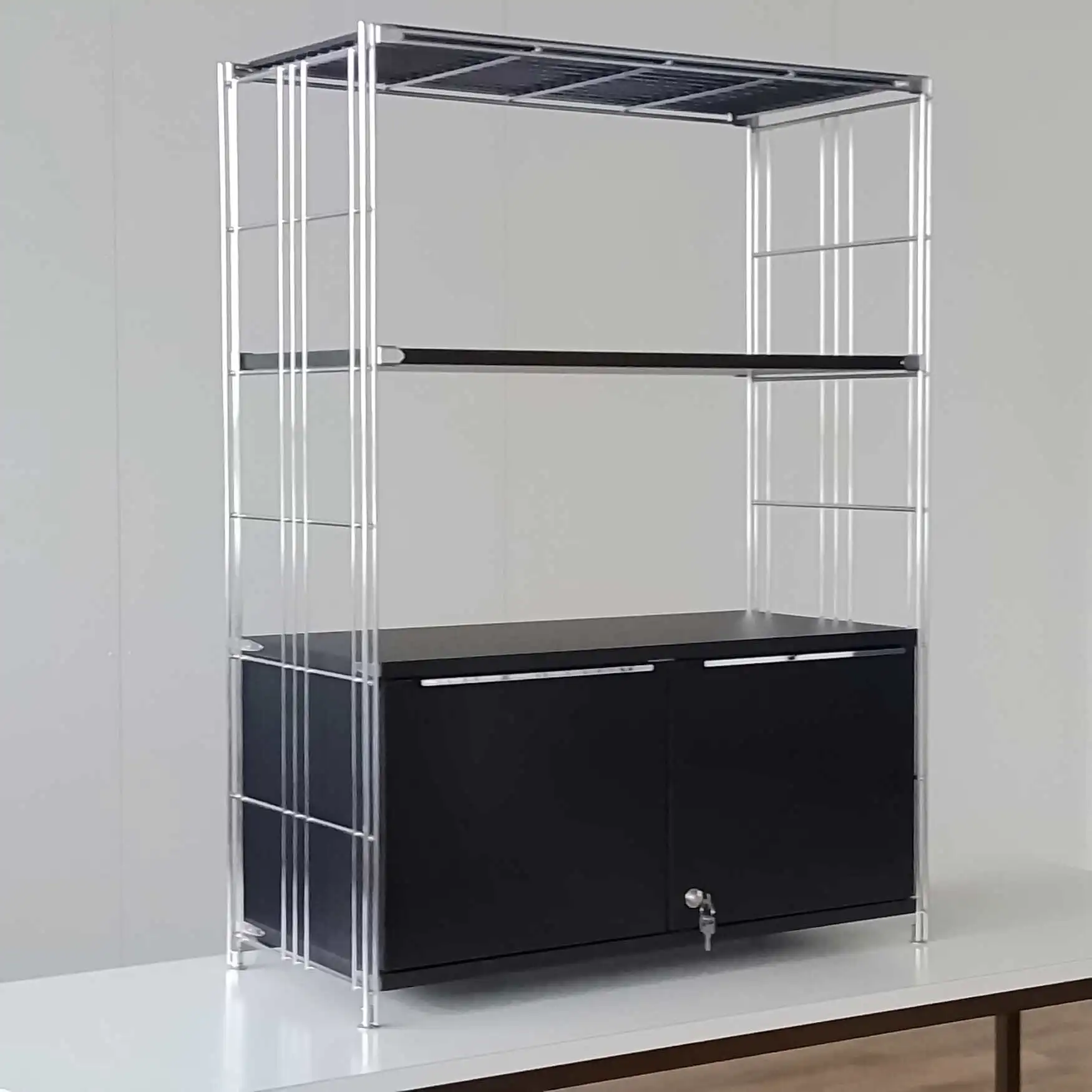 18071-S Korpus mit 2 Türen schwarz mit Schloss Montagebeispiel