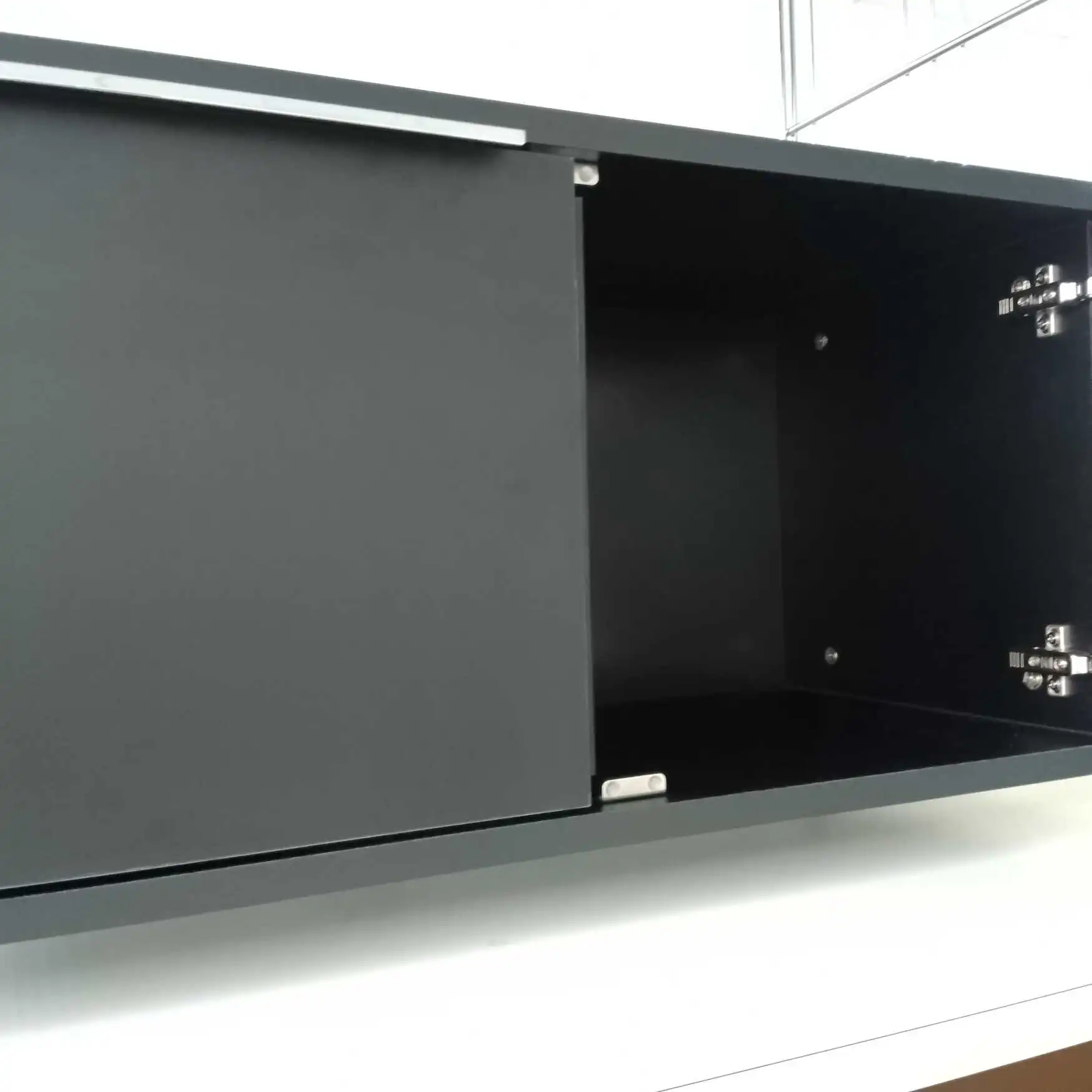 18071-S Korpus mit 2 Türen schwarz mit Schloss Offen Griffleiste Aluminium