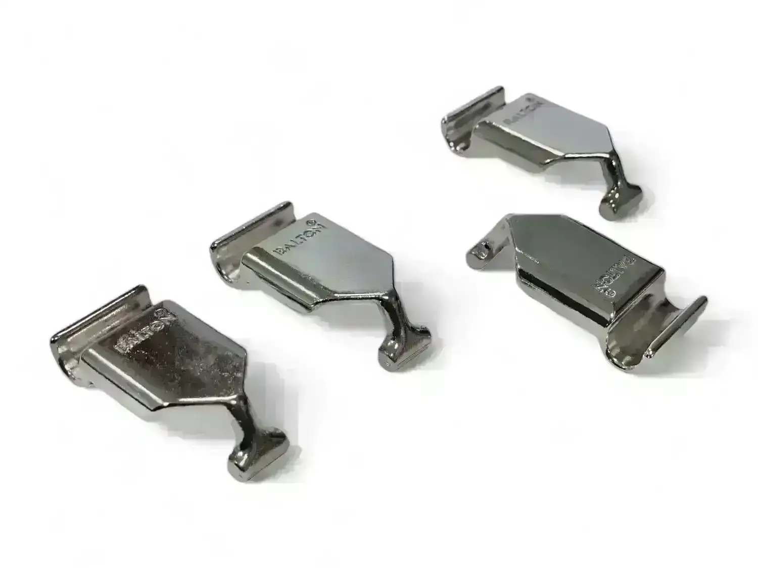 Jedem Gitterboden liegen 4 Beschläge aus Metall verchromt bei