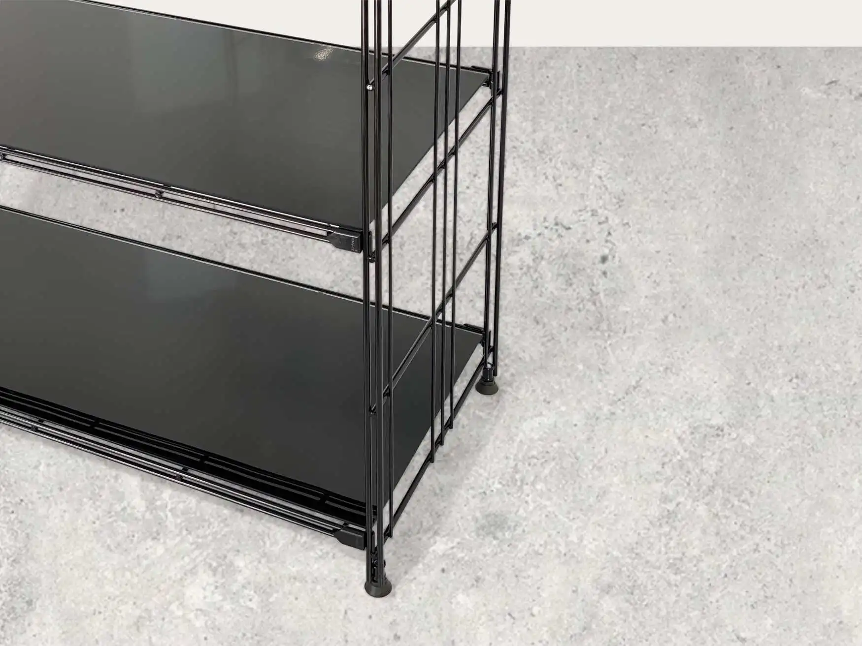 Metall-Regal mit Schwarzglas-Auflagen