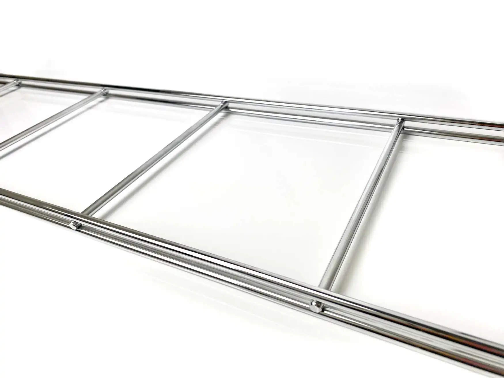 Die STEKO Regalleiter besteht aus 5 mm starkem verchromtem Stahl