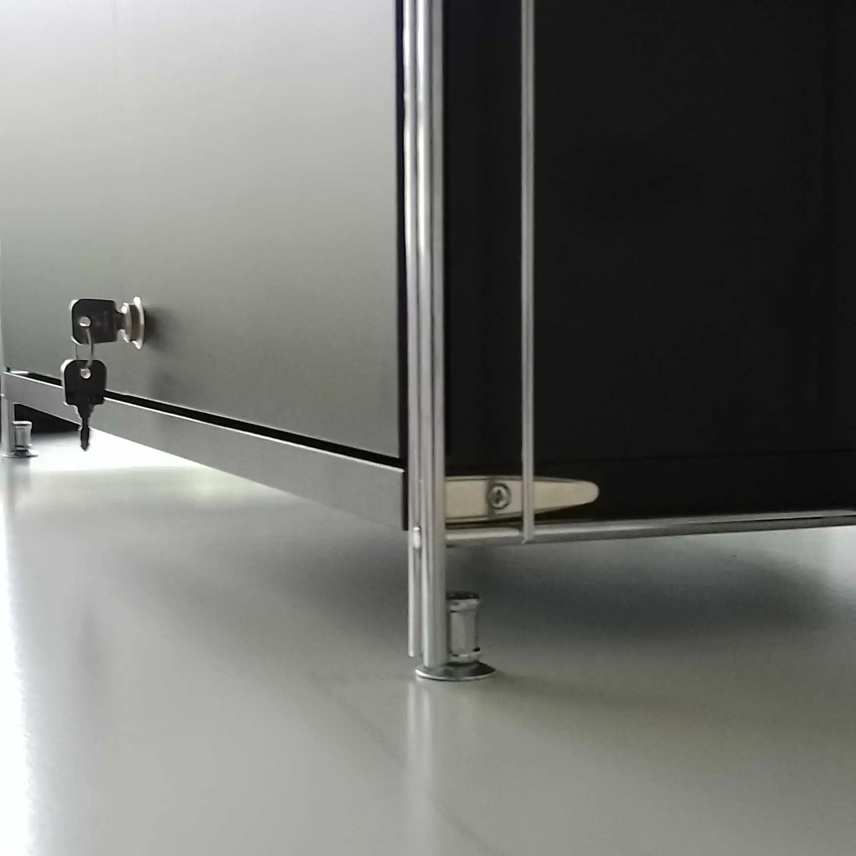 mit B3 Holzkorpus abschließbar mit 2 Türen schwarz , 85 cm breit, 39 cm hoch