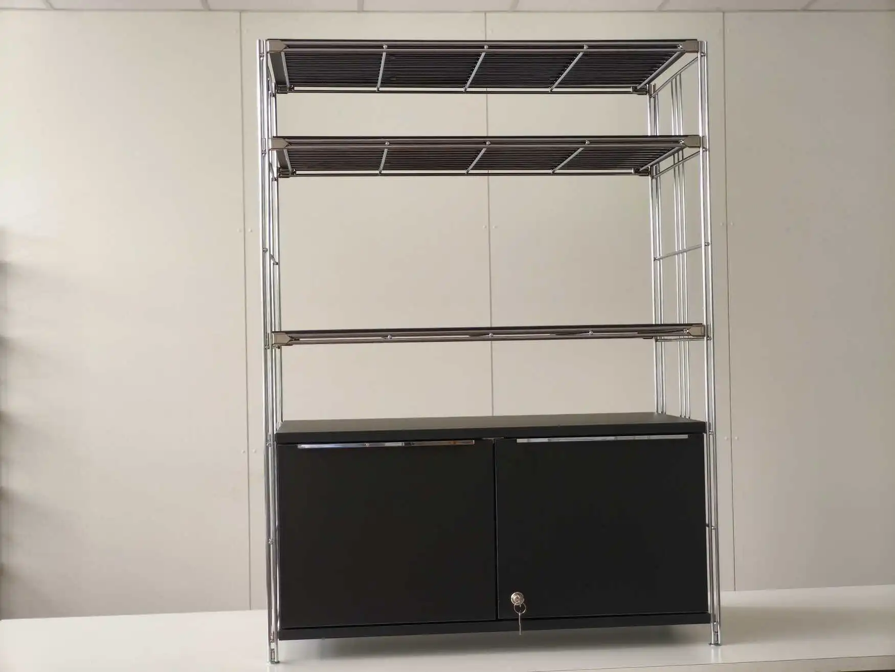 B3 - Highboard mit 2 Türen, abschließbar, 3 Gitterböden mit Auflagen, chrom-schwarz, 87 cm breit, 117 cm hoch erweiterbar