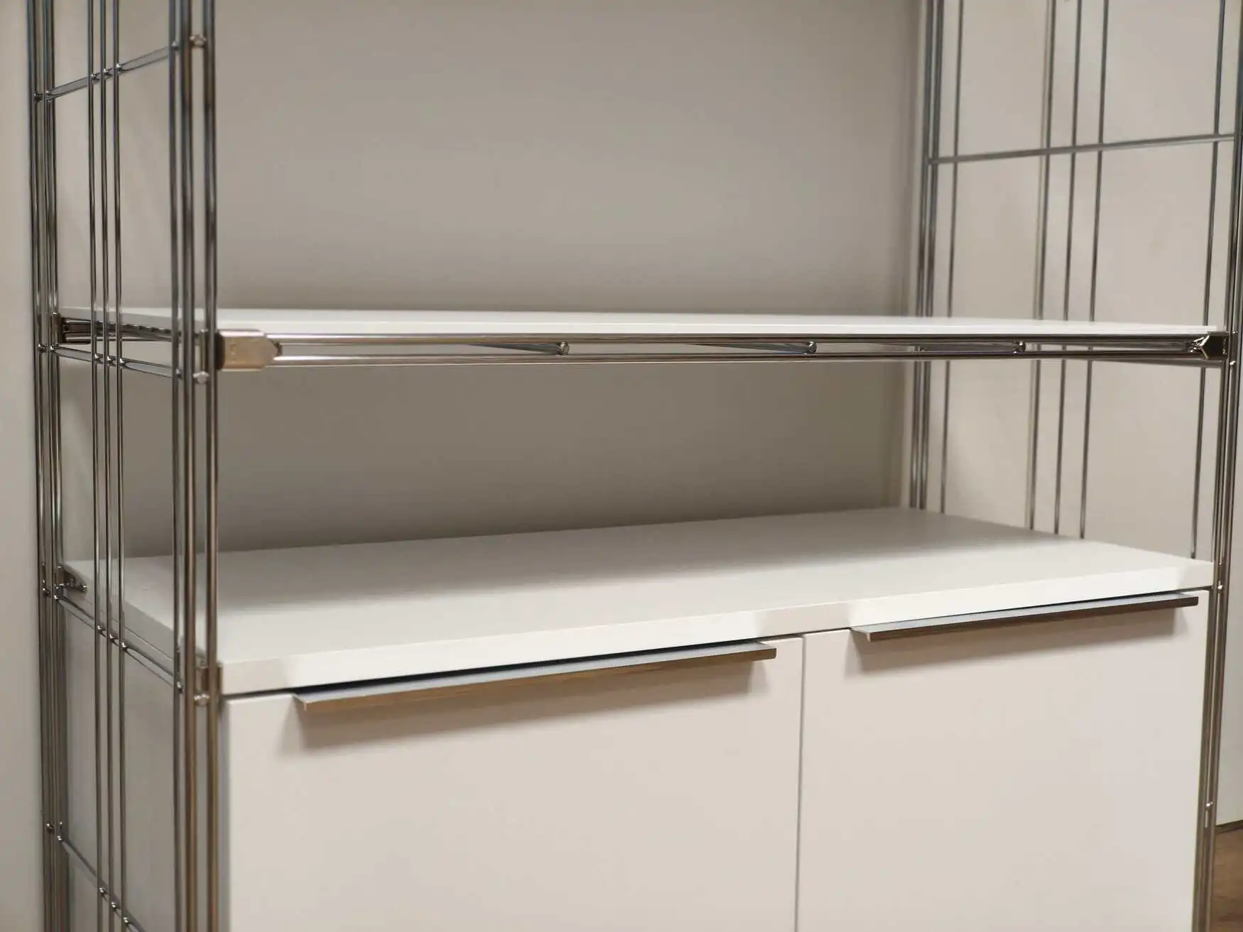 B3 - Highboard mit 2 Türen und 3 Gitterböden mit Auflagen, individuell montierbar an jede Querstange