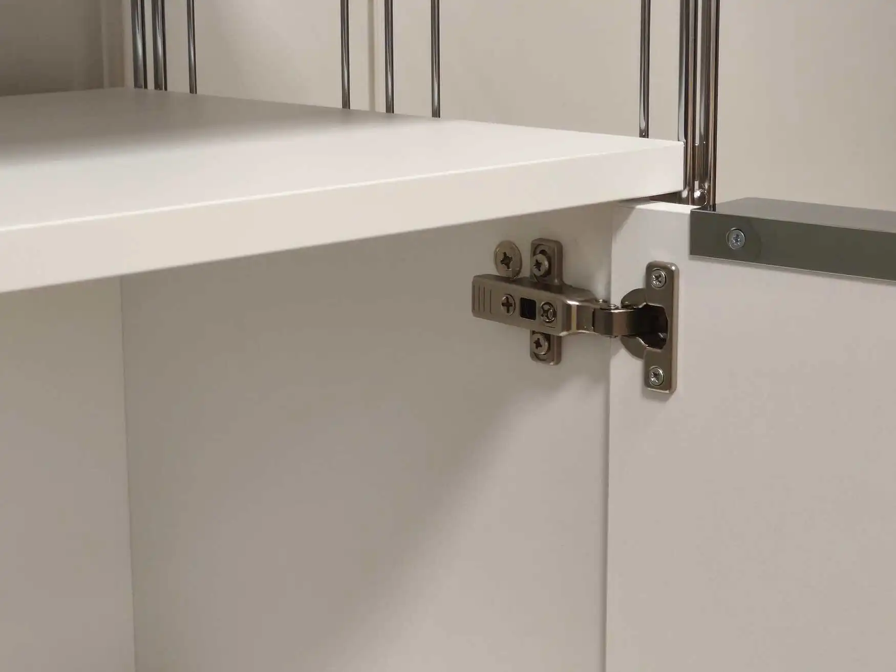 B3 - Highboard mit 2 Türen mit hochwertigen Metallscharnieren und Aluminium-Griffleisten