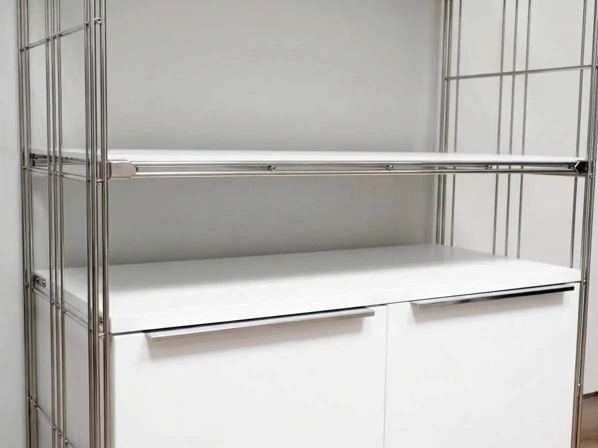 B3 - Highboard mit 2 Türen und 3 Gitterböden mit Auflagen, chrom-weiss, 87 cm breit, 117 cm hoch erweiterbar