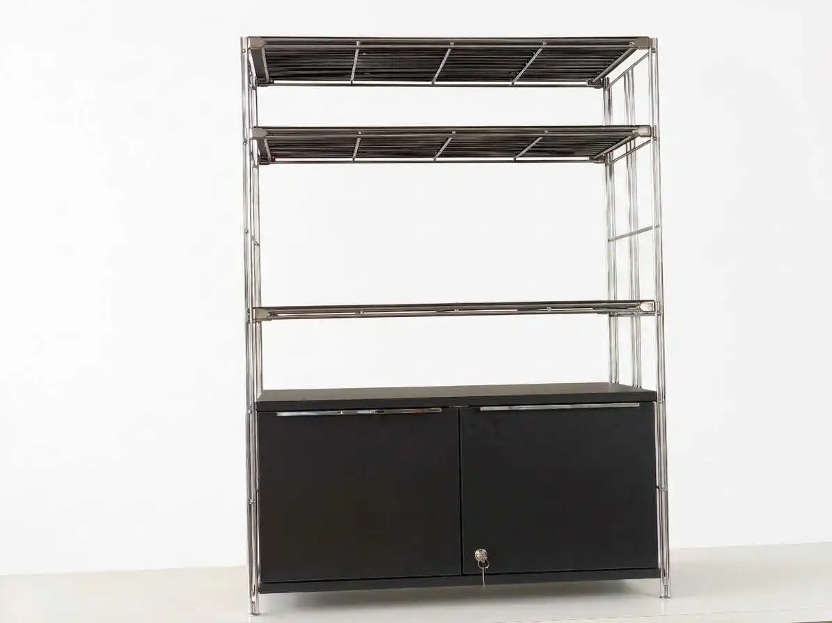 B3 - Highboard mit 2 Türen, abschließbar, 3 Gitterböden mit Auflagen, chrom-schwarz, 87 cm breit, 117 cm hoch erweiterbar
